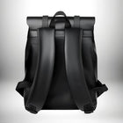 Vue arrière d'un sac a dos anglais large pack noir de haute qualité, avec des bretelles rembourrées épaisses et une poignée supérieure. — vue 2