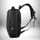 Un sac à dos coque rigide noir est présenté de côté, avec un port USB intégré et des bretelles rembourrées. — vue 4
