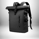Un sac à dos homme imperméable noir avec une fermeture à rouleau, des boucles et une poche zippée.
— vue 8