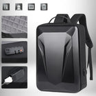 Image d'un sac à dos rigide homme noir avec des détails de design angulaires et des éléments comme un cadenas à combinaison et un port USB. Le sac est présenté avec des images de détails, incluant la texture du dos, le cadenas, et le port USB côté extérieur. — vue 3