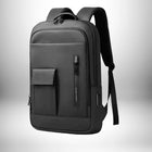 Voici une description de l'image :
Un sac à dos homme design, noir, avec un rectangle en bas à gauche. Le sac à dos a plusieurs poches et fermetures éclair. Il a des bretelles noires et une poignée sur le dessus.
— vue 8