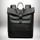 Un sac à dos business imperméable et minimaliste de couleur sombre, avec une poche frontale zippée et une fermeture par boucle. Parfait pour le travail ou les déplacements, ce sac à dos business offre un style élégant et une grande capacité de rangement. — vue 6