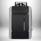 Sac à dos homme chic, noir et gris, avec une poche avant zippée.
— vue 8