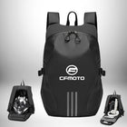 Un sac à dos noir avec le logo CFMOTO est affiché, illustrant la capacité de transport du sac à casque et du reste de l'équipement.
— vue 1