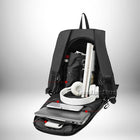 Sac à dos noir ouvert, montrant son contenu, dont des écouteurs blancs, un ordinateur portable et un téléphone portable.
— vue 2