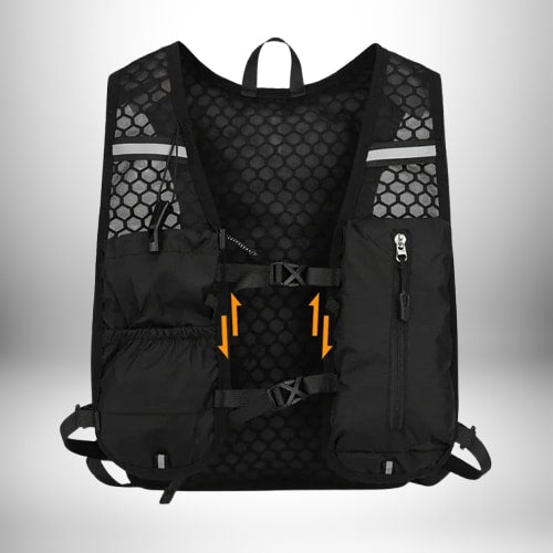 Voici une image d'un sac à dos d'hydratation noir, conçu pour le sport. Le sac est équipé de poches, de tirettes et de sangles réglables. Le dos du sac est construit avec une maille respirante. Des touches réfléchissantes sont incorporées sur les épaules.
