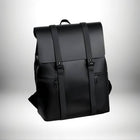 Un sac a dos anglais large pack en cuir noir, avec un rabat supérieur et des bretelles réglables. — vue 4