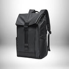 Un gros plan d'un sac a dos utilitaire noir doté d'un rabat supérieur avec fermeture à boucle. — vue 1