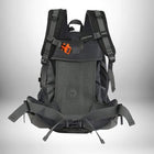Le sac à dos de plein air est de couleur foncée avec un filet en fil métallique épais au dos. Il présente des sangles noires et grises, ainsi qu'une boucle orange. Le mot-clé "Jungle King" est appliqué à la partie supérieure du sac à dos. — vue 4