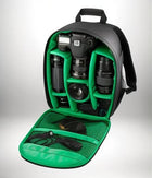 Un sac à dos photo reflex noir présenté ouvert. L'intérieur vert est divisé en compartiments pour le matériel, comprenant un appareil photo reflex, plusieurs objectifs et d'autres accessoires. — vue 6