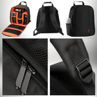 Plusieurs vues d'un sac à dos photo reflex noir, y compris une vue ouverte montrant l'intérieur rembourrée orange, une vue arrière, une vue fermée avec une attache latérale pour bouteille et des gros plans des fermetures éclair et des bretelles. — vue 5