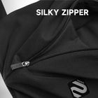 Gros plan sur un sac à dos running noir avec une fermeture éclair noire brillante, sur lequel on peut lire « SILKY ZIPPER ».
— vue 6