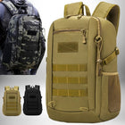 Plusieurs photos d'un sac à dos tactique vert olive aux multiples poches et sangles. Le sac rando 20l est de couleur unie, il y a deux sacs de ce type dans d'autres couleurs, et un homme portant le sac de couleur camouflage. — vue 5