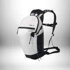 Image d'un sac à dos trail léger, de couleur blanche et noire, avec une capacité de 15L. — vue 5