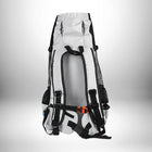 Un sac a dos transport chien blanc et noir, vu de trois quarts. Le sac à dos est debout, avec des bretelles noires rembourrées et une sangle de poitrine. Il révèle sa construction en filet à l'arrière. — vue 6