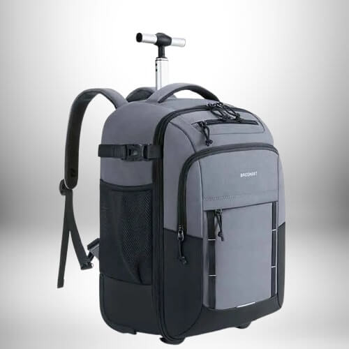 Un sac à dos week end en forme de bagage à roulettes, de couleur grise et noire, avec une poignée rétractable et des sangles de sac à dos.