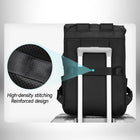 Image d'un sac a dos utilitaire noir avec des détails sur les coutures à haute densité et la conception renforcée, et un cercle zoomé sur le dos du sac. — vue 6
