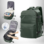 Sac à dos vert avec des possibilités de rangement, contenant du linge et une paire de chaussures, un autre compartiment s'ouvre pour montrer l'équipement de désinfection avec deux mains qui touchent les textiles à l'intérieur, possibilité de le transformer en **bagage a main easy jet**.
— vue 5