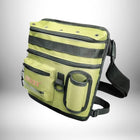Un sac à dos pour détecteur de métaux, de couleur vert olive, avec plusieurs compartiments et poches, une sangle de taille réglable et une attache sur le côté pour faciliter le port. — vue 1
