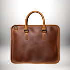 Un sac à main en cuir marron foncé avec des poignées supérieures et des détails en cuir plus clair. Le sac à main est rectangulaire avec des bords arrondis, un design minimaliste. — vue 7