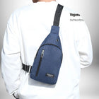Un homme porte un sac banane bandouliere homme bleu marine ajusté sur sa poitrine. Le sac à bandoulière a une poche zippée et est marqué "FASHION". Le haut qu'il porte est blanc. — vue 8