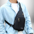 Un homme porte un sac banane bandoulière homme noir. Le sac est porté en bandoulière sur le corps. L’homme porte une chemise en jean bleue sur un t-shirt blanc.
— vue 6
