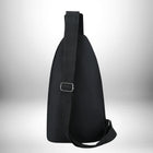 Voici une image d'un sac banane bandoulière homme noir vu de l'arrière. Il a une forme profilée et une bandoulière réglable. La bandoulière est fixée au sac par une boucle métallique.
— vue 4