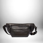 Un sac banane cuir homme noir posé sur fond dégradé.
— vue 8