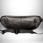 Un sac banane cuir homme noir, posé sur un fond blanc dégradé. Le sac est en cuir souple et présente des coutures verticales au centre. Il est muni d'une ceinture réglable avec une boucle en métal.
— vue 4