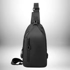 Un sac banane homme luxe noir, moderne et épuré, avec fermeture éclair et sangle réglable.
— vue 5