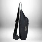 Un sac banane bandouliere homme noir est photographié sur un fond blanc ombragé. Le sac est en forme triangulaire, avec une petite poche à fermeture éclair. La bandoulière est réglable.
— vue 3