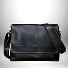 Un sac bandoulière homme cuir marron noir avec des coutures blanches. — vue 8