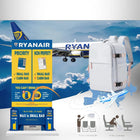 Image publicitaire pour les bagages de cabine Ryanair, mettant en avant les dimensions maximales autorisées (40 x 20 x 25 cm), ainsi qu'une illustration de sac cabine easyjet 45x36x20. On y voit aussi un avion Ryanair en arrière-plan, des informations sur la priorisation de l'embarquement et des exemples de placement du sac dans les compartiments supérieurs ou sous le siège. — vue 4