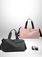 Image de deux sacs à bandoulière sport, l'un noir et l'autre rose, avec une caméra en bas à droite.
— vue 6