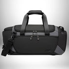 Image d'un grand sac sport noir et gris avec des fermetures éclair et une bandoulière.
— vue 7