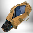 Un sac de sport militaire beige partiellement rempli de chaussures de sport noires et bleues, de vêtements bleus et d'une bouteille d'eau noire. — vue 5
