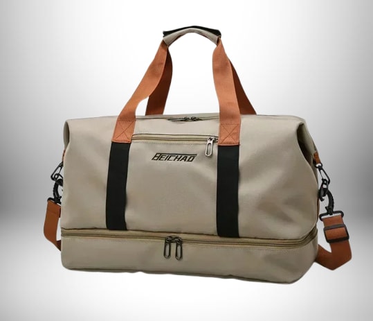 Un grand sac de sport beige avec des poignées orange et une bandoulière noire. Le sac a une base inférieure plus petite, et le sac porte les mots "BEICHAD". C'est de la taille d'un grand bagage a main easyjet.