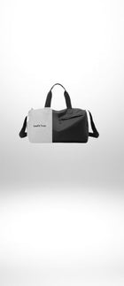 Un sac à bandoulière sport noir et blanc, avec une partie blanche indiquant la taille d'un iPad.
— vue 5