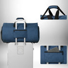Un sac de voyage convertible bleu est posé sur une valise blanche. Des détails montrent les poignées, une poche extérieure et l'espace pour fixer le sac à la valise. — vue 5