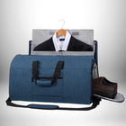 Un sac de voyage convertible bleu ouvert avec un costume sur un cintre qui est partiellement enveloppé dans le sac tout en affichant une paire de chaussures marron. — vue 2