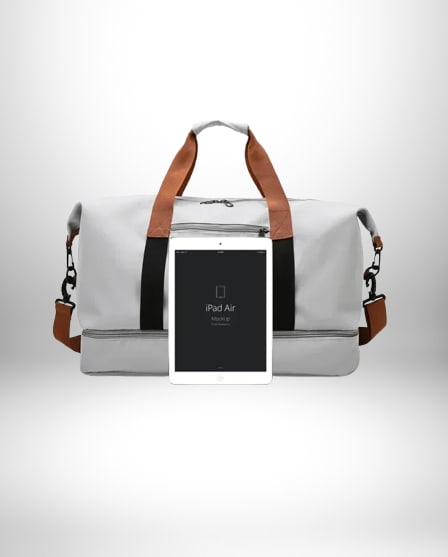 Un grand bagage a main easyjet blanc avec des poignées marron et une tablette iPad affichant un écran noir.