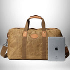 Image d'un grand sac de voyage en toile marron avec une tablette iPad à côté. Ce grand bagage a main 56x45x25 est une option de voyage idéale. — vue 4
