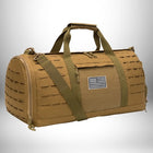 Un sac de sport militaire beige, avec une bandoulière et une poignée supérieure. On y voit un patch avec le drapeau américain, des découpes tactiques et des fermetures éclair. — vue 1