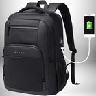 Sac à dos noir pour ordinateur portable avec port de chargement USB externe, en train de charger un téléphone. Le téléphone affiche le symbole de la batterie en cours de charge.
— vue 2
