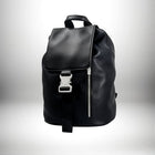 Un sac a dos metal en cuir noir avec une boucle metal argentée et une fermeture eclair verticale. — vue 3