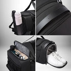 Quatre plans d'un grand sac sport noir. Le premier plan présente un côté du sac avec une poche latérale en filet contenant une bouteille blanche. Le deuxième plan zoome sur une sangle noire et le nom de la marque "BANGLI". Le troisième plan montre des compartiments du sac contenant une trousse de toilette. Le quatrième plan présente une paire de chaussures blanches rangées dans une partie inférieure du sac.
— vue 5