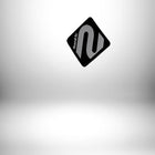 Une image du logo Santic en forme de losange noir avec une forme incurvée argentée à l'intérieur et le mot "Santic" écrit à l'intérieur. L'image est sur un fond blanc avec un certain effet de profondeur. Le logo pourrait être utilisé pour un sac à dos running.
— vue 7