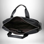 Un sac de style mallette en cuir noir est posé ouvert pour montrer son intérieur. Le sac peut être porté à la main ou à l'épaule. La fermeture à glissière est ouverte, révélant des pochettes intérieures et un compartiment pour ordinateur portable. — vue 4
