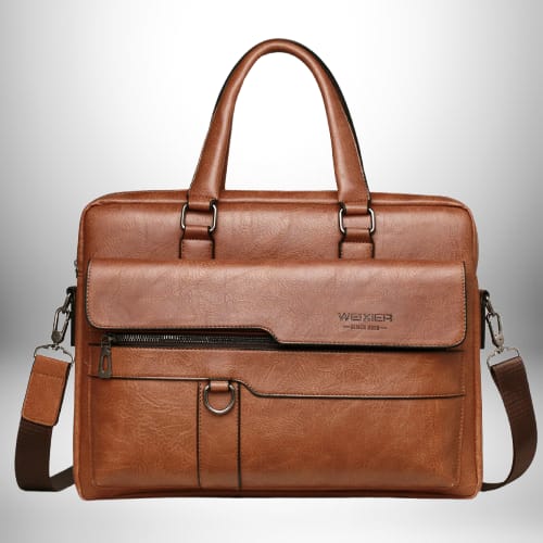 Un sac de messager en cuir brun avec une poignée supérieure et une bandoulière amovible. Il a une poche avant zippée, avec la marque "Wexier" en dessous.