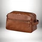 Une image d'une trousse de toilette de voyage en cuir marron. — vue 4